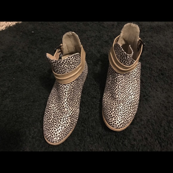 Trendy leopard booties with buckle detail - Picture 3 of 3